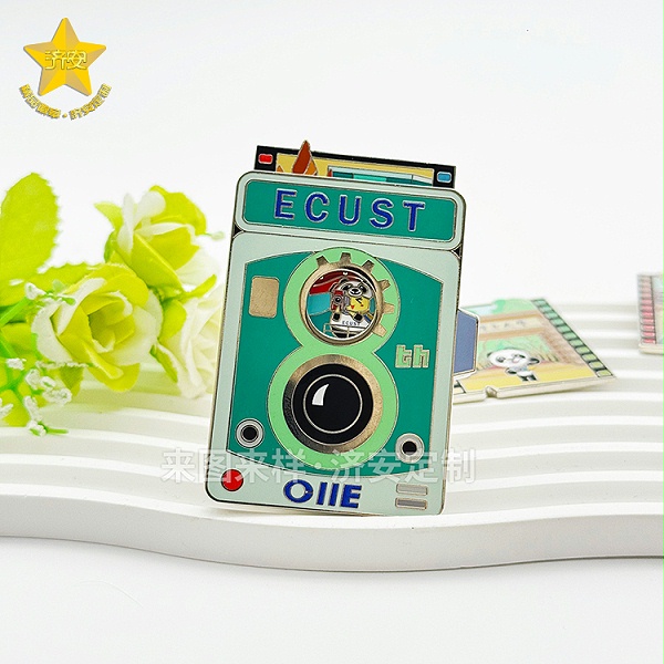 华东理工大学第八届进博会复古相机徽章，潮玩徽章与校园文创的碰撞！