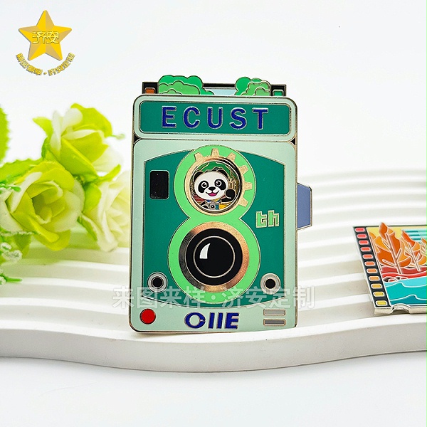 华东理工大学第八届进博会复古相机徽章,潮玩徽章与校园文创的碰撞! 华东理工大学第八届进博会复古相机徽章,潮玩徽章与校园文创的碰撞!