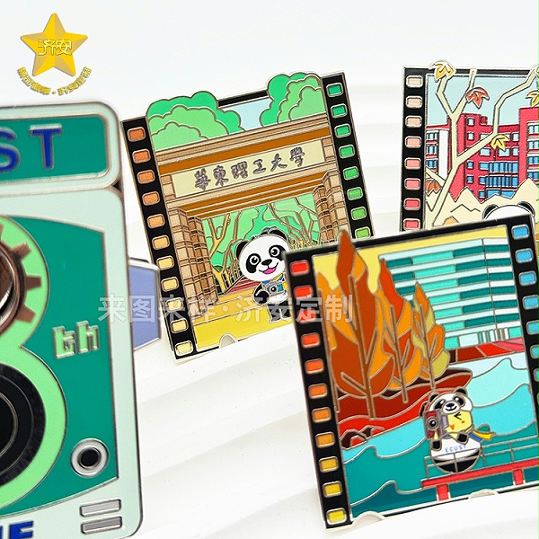 华东理工大学第八届进博会复古相机徽章，潮玩徽章与校园文创的碰撞！