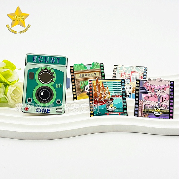 华东理工大学第八届进博会复古相机徽章，潮玩徽章与校园文创的碰撞！