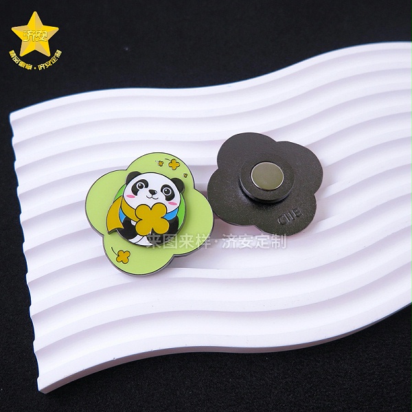 进博会四叶草旋转徽章-东莞济安徽章定制案例