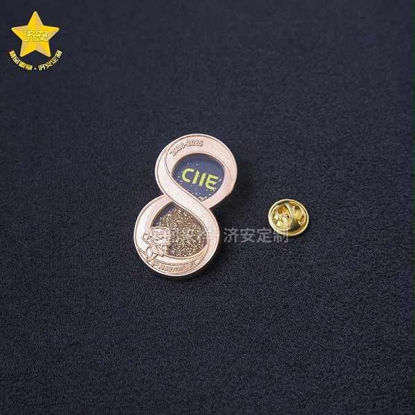 进博会金属流沙8周年纪念章-东莞济安徽章定制厂家