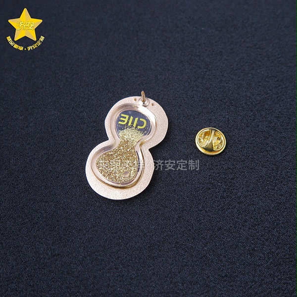 进博会金属流沙8周年纪念章-东莞济安徽章定制厂家