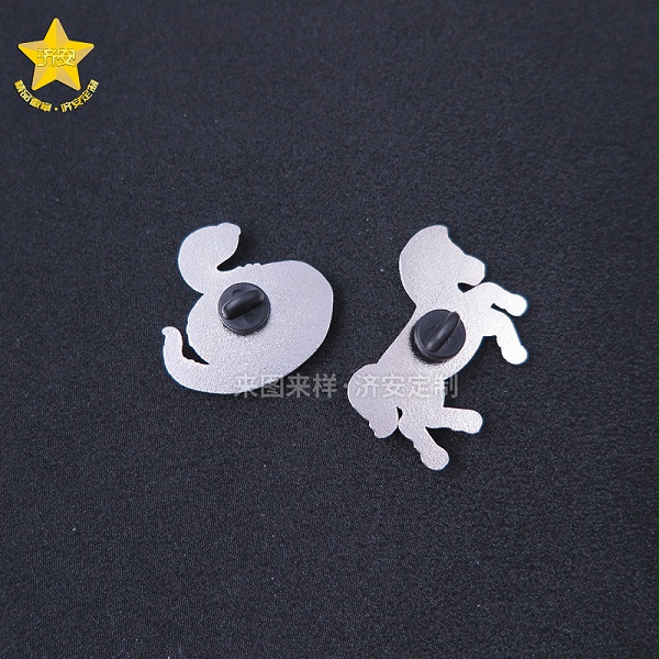 进博会盘旋蛇旋转四叶草徽章