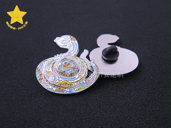 进博会盘旋蛇旋转四叶草徽章