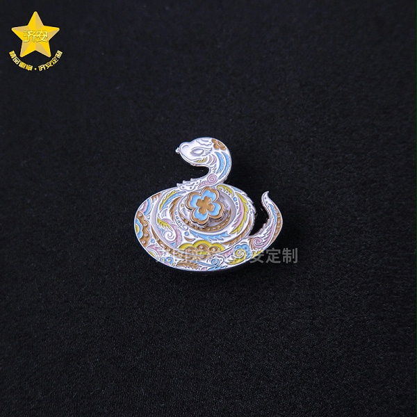 进博会旋转蛇徽章_东莞济安礼品徽章定制厂家