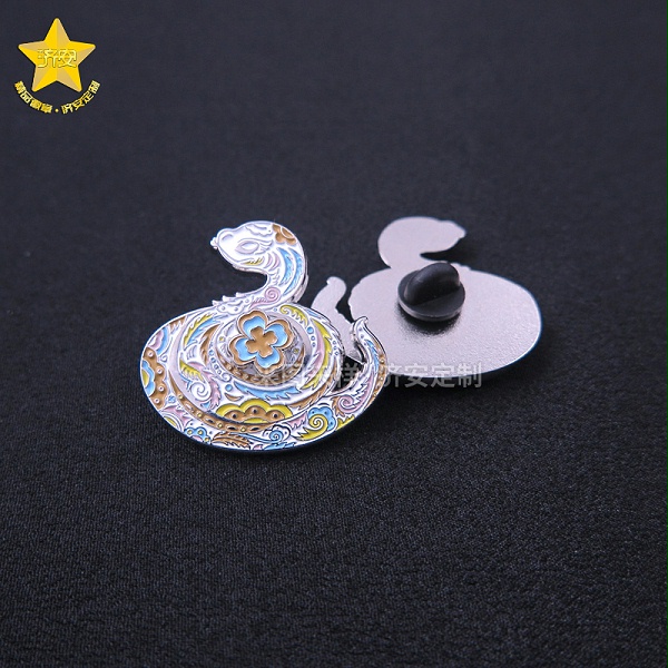 进博会旋转蛇徽章_东莞济安礼品徽章定制厂家