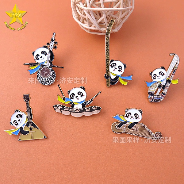 进博会熊猫乐器徽章-东莞济安徽章定制案例