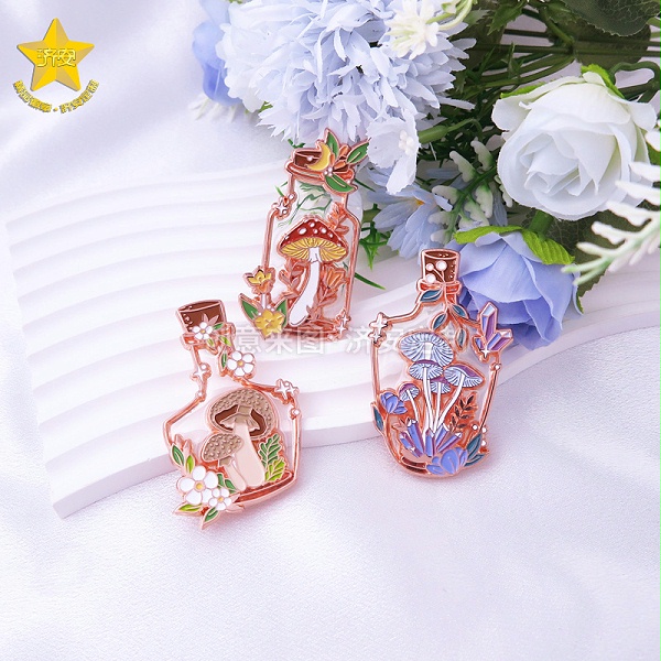潮玩文创金属徽章定制|玫瑰金透明漆漂流瓶蘑菇徽章