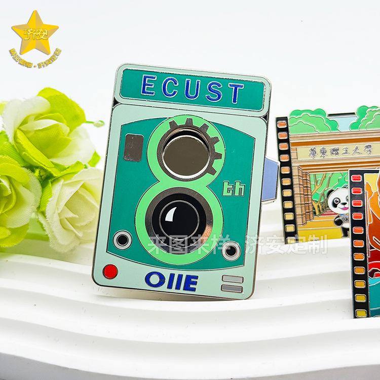 华东理工大学第八届进博会复古相机徽章，潮玩徽章与校园文创的碰撞！