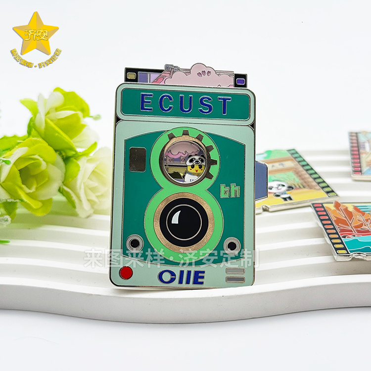 华东理工大学第八届进博会复古相机徽章，潮玩徽章与校园文创的碰撞！