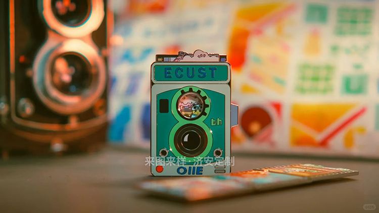 华东理工大学进博会限定胶片相机徽章