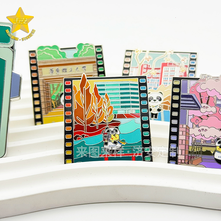 华东理工大学第八届进博会复古相机徽章，潮玩徽章与校园文创的碰撞！