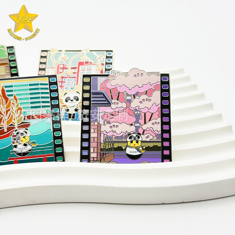 华东理工大学第八届进博会复古相机徽章，潮玩徽章与校园文创的碰撞！