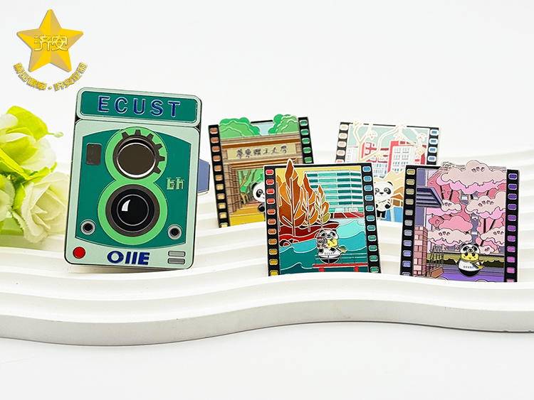 华东理工大学进博会复古相机徽章,校园文创潮玩徽章,活动纪念品