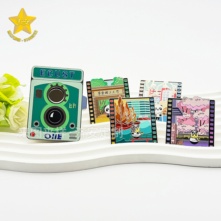 华东理工大学第八届进博会复古相机徽章，潮玩徽章与校园文创的碰撞！