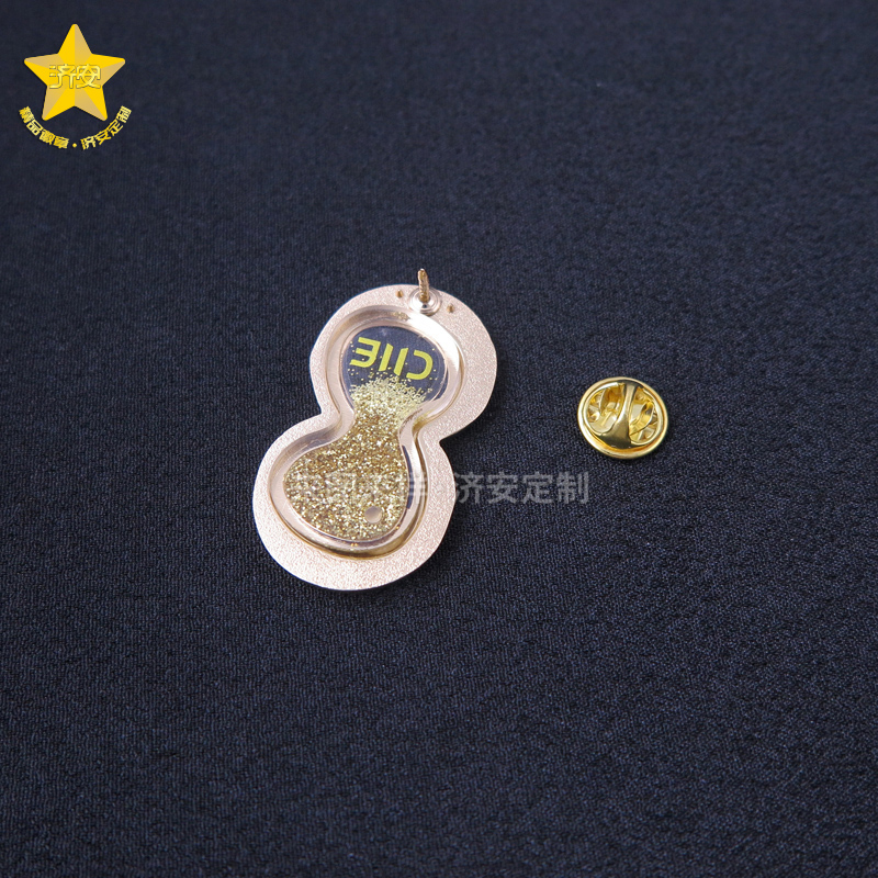 进博会金属流沙8周年纪念章-东莞济安徽章定制厂家