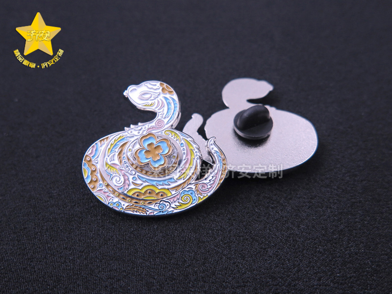 进博会旋转蛇徽章_东莞济安礼品徽章定制厂家