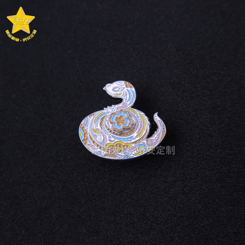 进博会旋转蛇徽章_东莞济安礼品徽章定制厂家