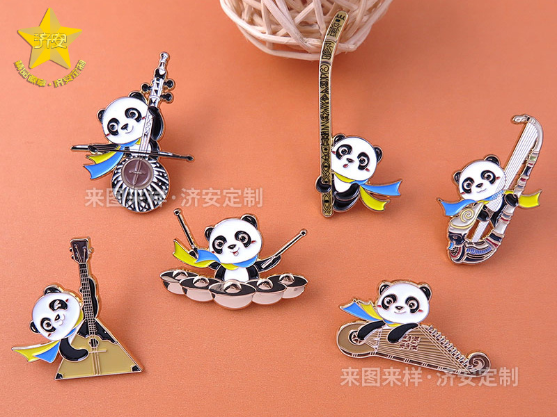 进博会熊猫乐器徽章-东莞济安徽章定制案例